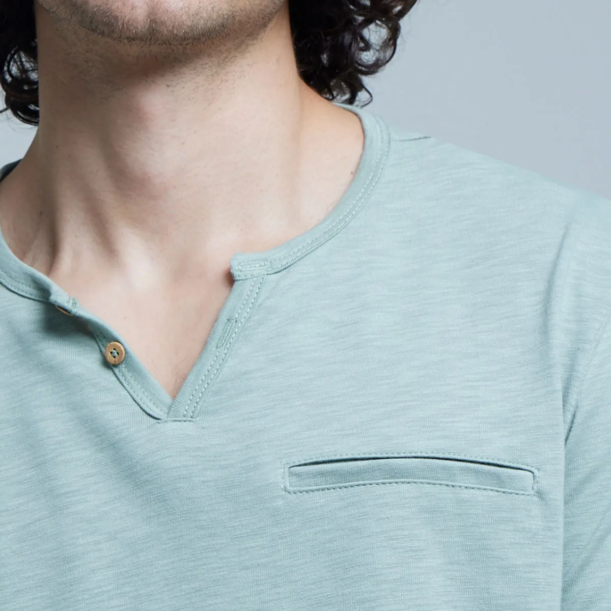Camiseta con Cuello Henley