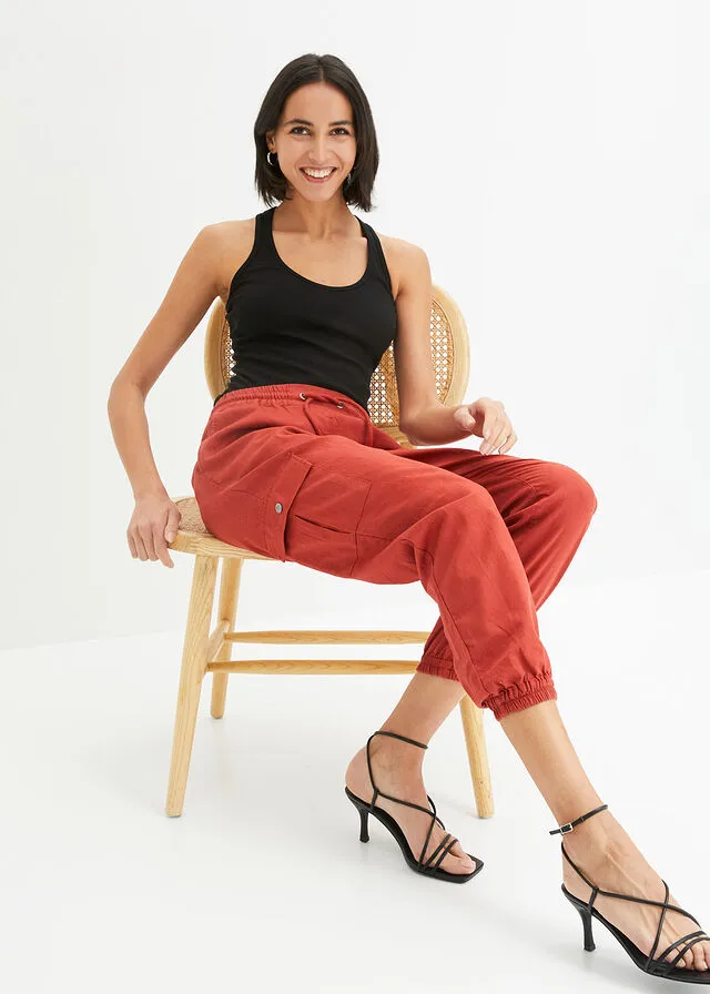 Pantalón cargo con lino rojo carmín